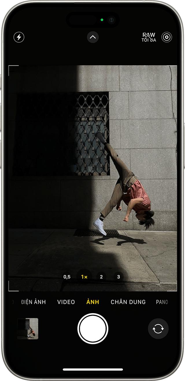 iPhone có Live Photos được bật trong ứng dụng Camera.