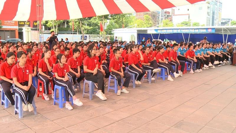 Hơn 250 học sinh được tham gia buổi tuyên truyền về phòng ngừa bạo lực học đường.
