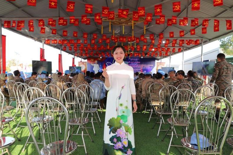 Nữ nhân viên “mũ nồi xanh” lan tỏa hình ảnh đẹp của phụ nữ Việt Nam với bạn bè quốc tế ảnh 1
