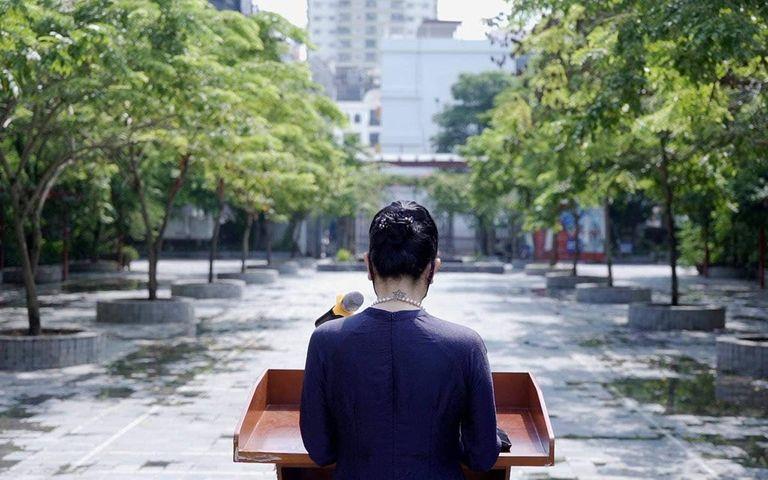Hình xăm sau gáy cô phó hiệu trưởng trường Lương Thế Vinh (Hà Nội) gây nhiều tranh cãi | Nguồn: Văn Thùy Dương