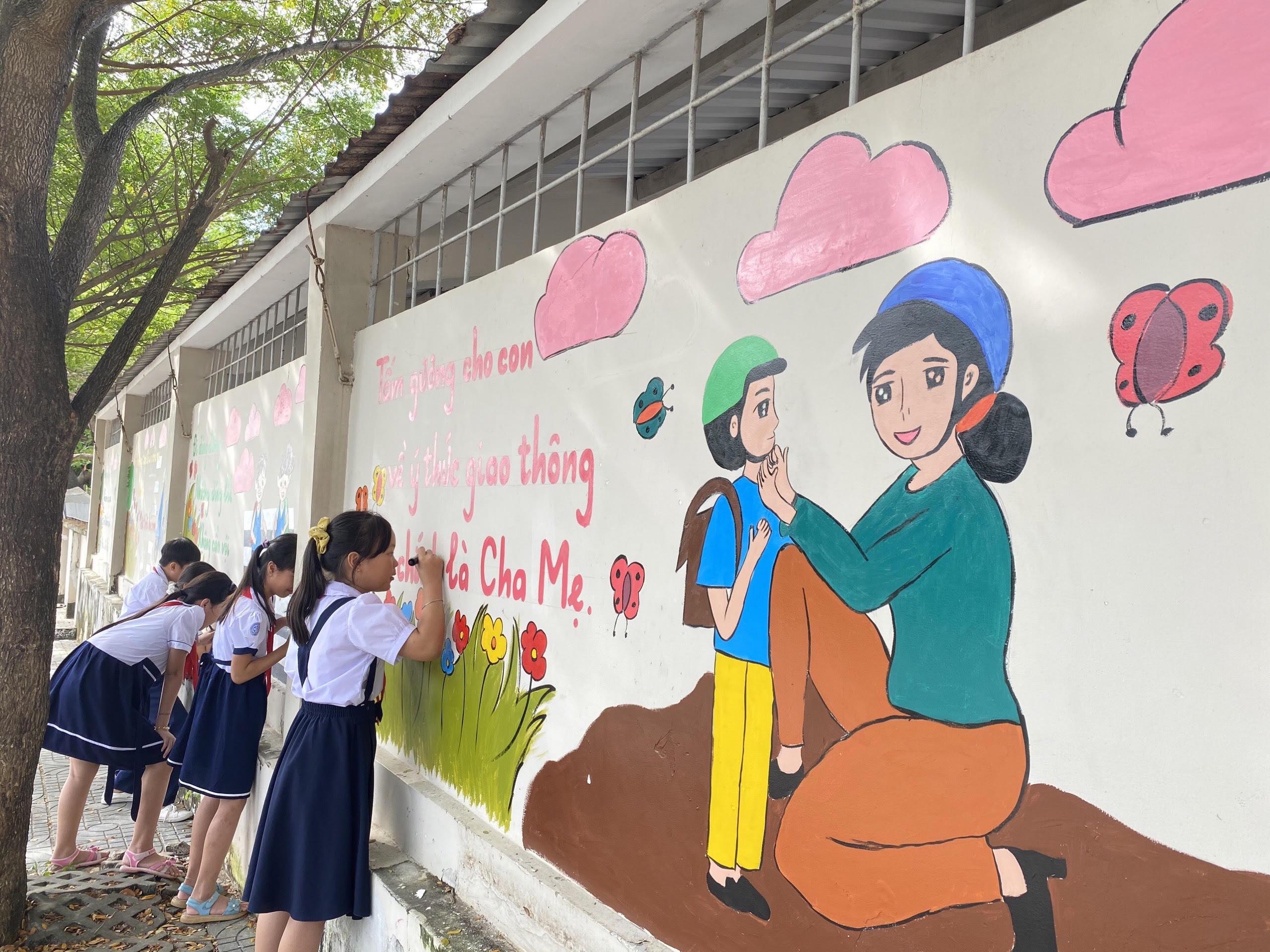 Học sinh trường TH Cao Văn Ngọc (xã An Ngãi, huyện Long Điền) tham gia công trình măng non “Cổng trường em ATGT”.