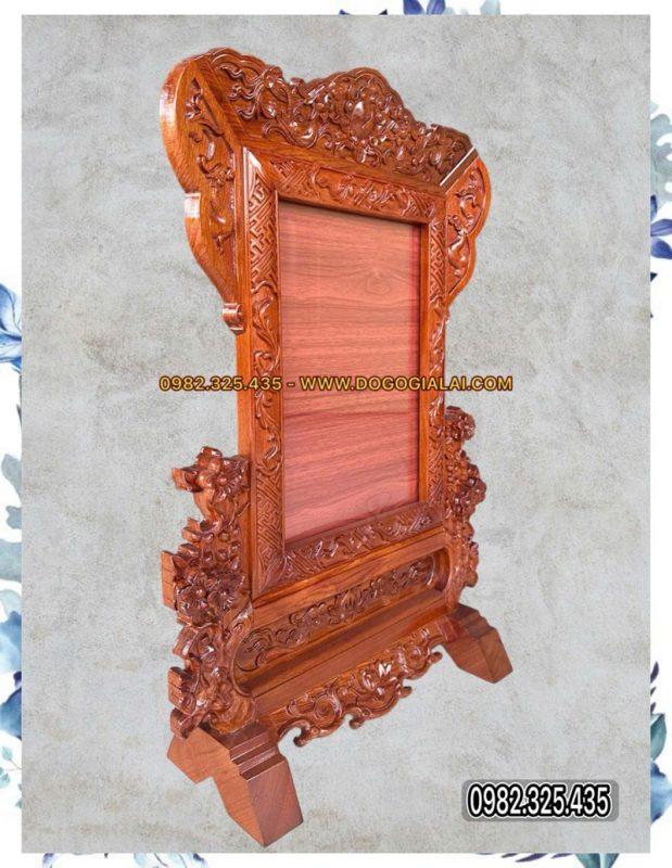 nhìn từ phía bên phải của khung ảnh