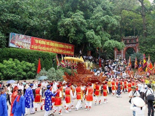 Tranh vẽ lễ hội quê em tập trung vào các hoạt động đặc sắc như múa rồng hoặc rước kiệu