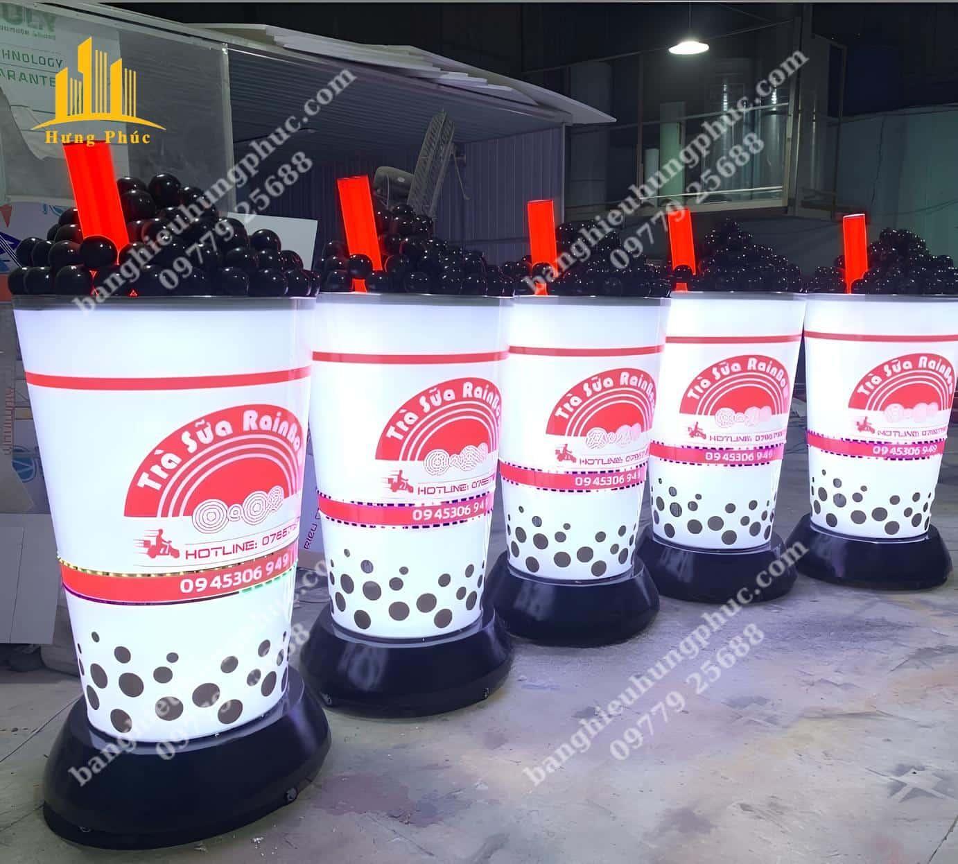 Biển vẫy trà sữa bằng mô hình ly trà sữa sáng đèn cực thu hút khách hàng